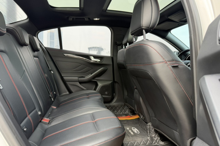 福特 福克斯 2022款 三厢 EcoBoost 180 自动ST Line中控内饰7012