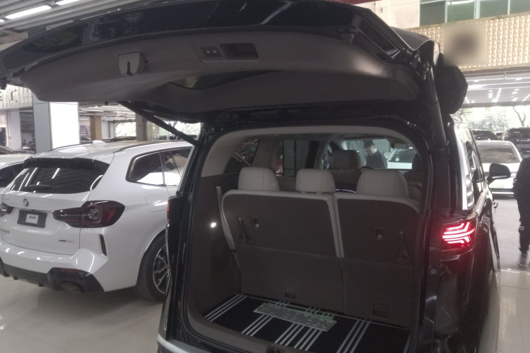 腾势D9 2023款 DM-i 945 公务版机舱底盘23