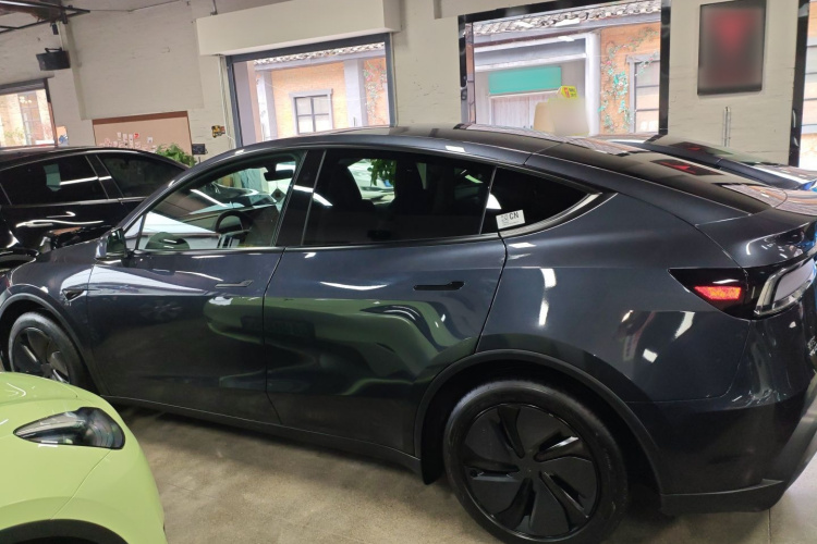 特斯拉 Model Y 2025款 后轮驱动 首发版车身外观4