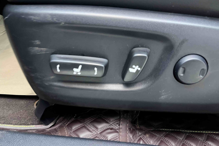 丰田 汉兰达 2018款 2.0T 四驱豪华版 7座 国VI中控内饰7012