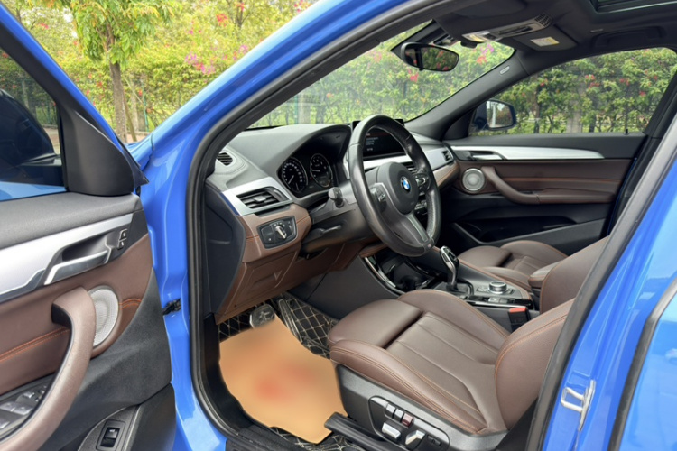 宝马X2 2021款 改款 sDrive25i 曜夜版中控内饰7003