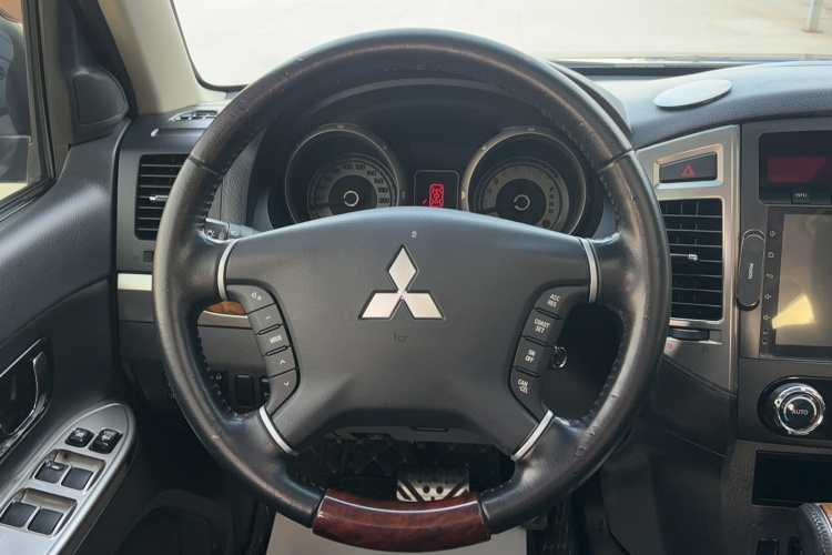 三菱 帕杰罗(进口) 2018款 3.0L 自动舒适版局部细节13