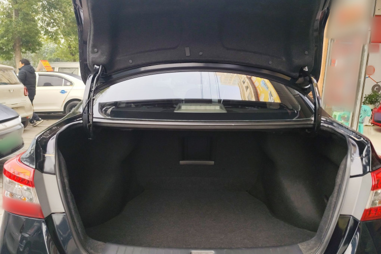 日产 轩逸 2014款 1.6XV CVT尊享版机舱底盘23