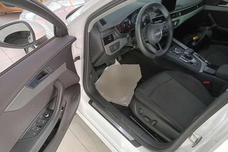 奥迪A4L 2018款 30周年年型 30 TFSI 进取型中控内饰20