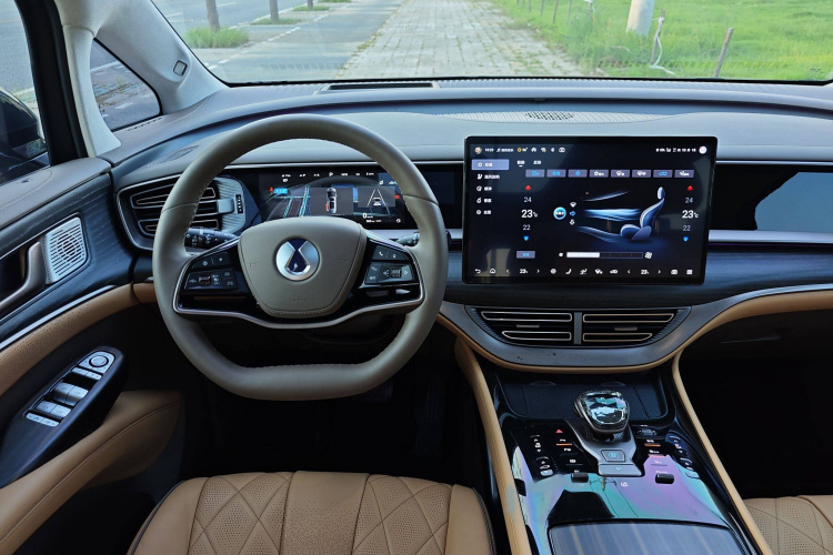 腾势D9 2024款 DM-i 980 四驱旗舰型中控内饰7002