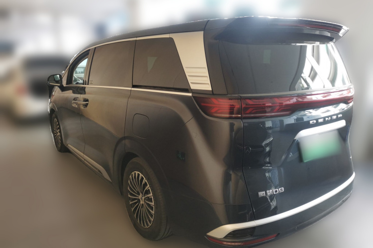 腾势D9 2022款 DM-i 1040 尊贵型车身外观5