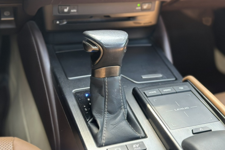 雷克萨斯ES 2018款 300h 卓越版 国V局部细节18