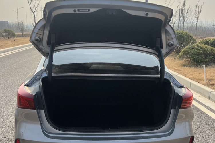 长安 逸动 2020款 PLUS 蓝鲸NE 1.4T GDI DCT尊贵型局部细节23