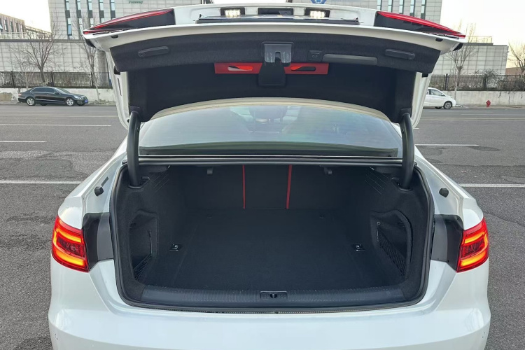 奥迪A4L 2017款 40 TFSI 时尚型中控内饰7006