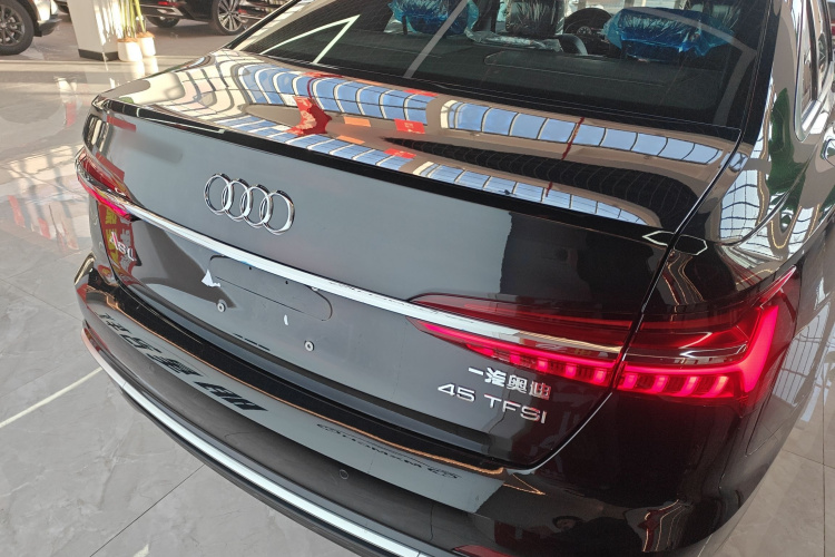 奥迪A6L 2026款 45 TFSI 臻选动感型车身外观6