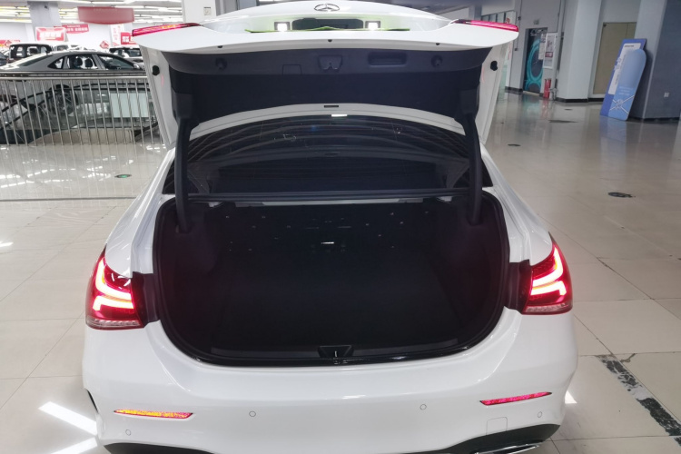 奔驰A级 2022款 改款三 A 200 L 运动轿车时尚型机舱底盘23