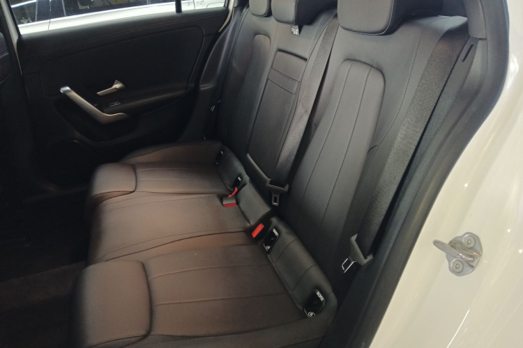 奔驰A级 2020款 改款 A 200 L 运动轿车动感型中控内饰21