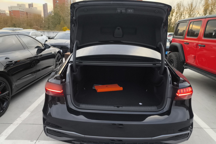 奥迪A7L 2025款 45 TFSI quattro 黑武士版机舱底盘23