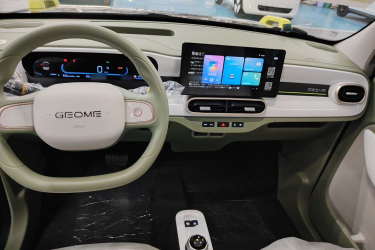 吉利银河 2025款 210km 熊猫骑士中控内饰13