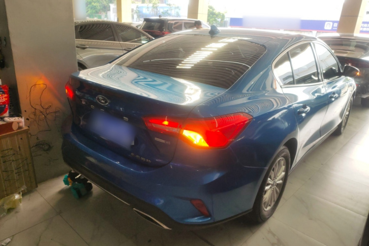 福特 福克斯 2021款 三厢 EcoBoost 180 自动锋潮型车身外观7