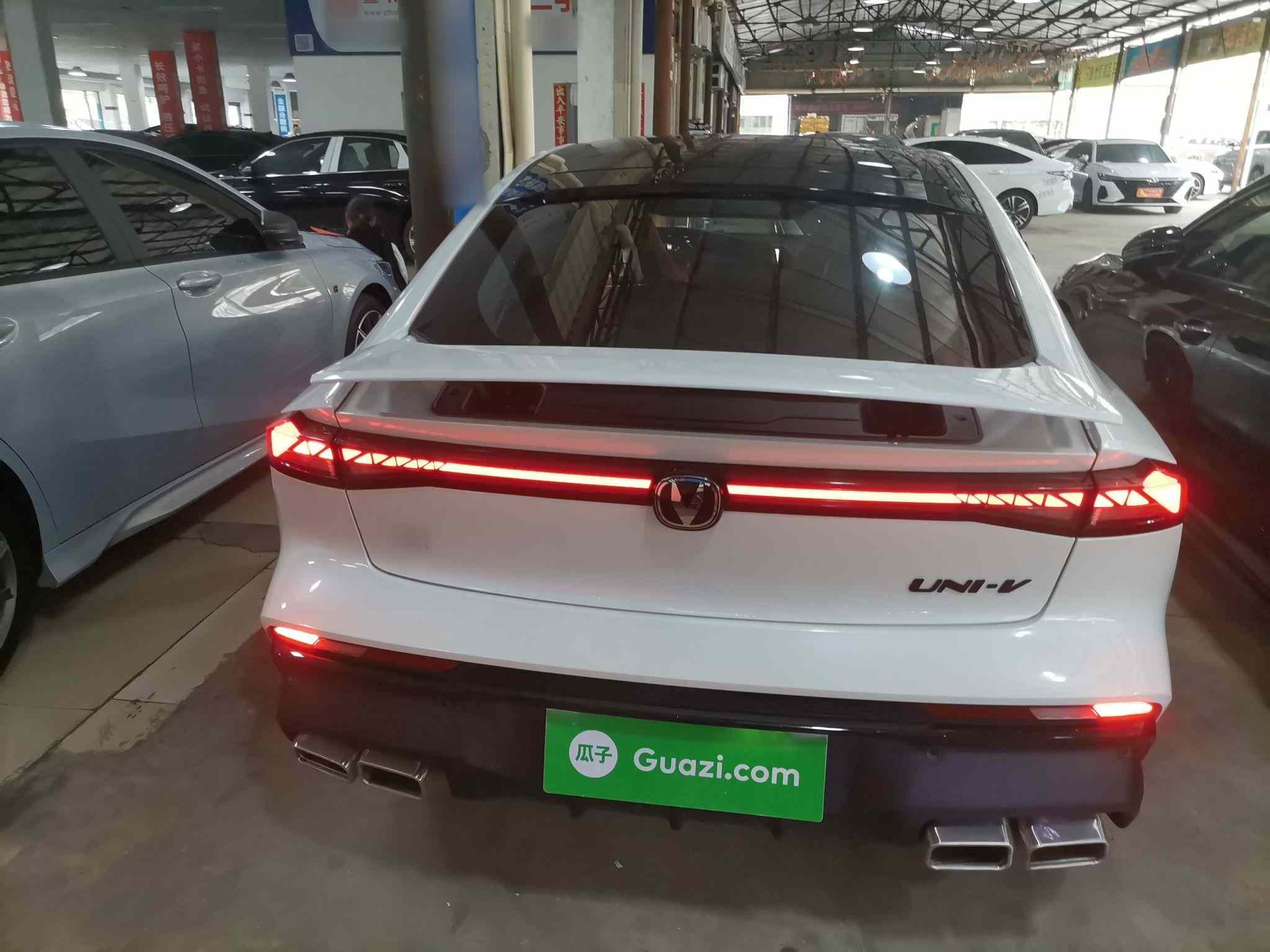 长安UNI-V 2024款 1.5T 尊贵运动型(3)