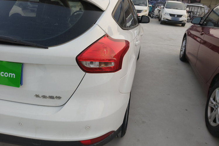 福特 福克斯 2018款 两厢经典 1.6L 自动风尚型智行版车身外观9