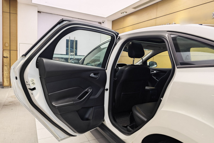 福特 福克斯 2017款 三厢 1.6L 自动风尚型智行版车身外观6007