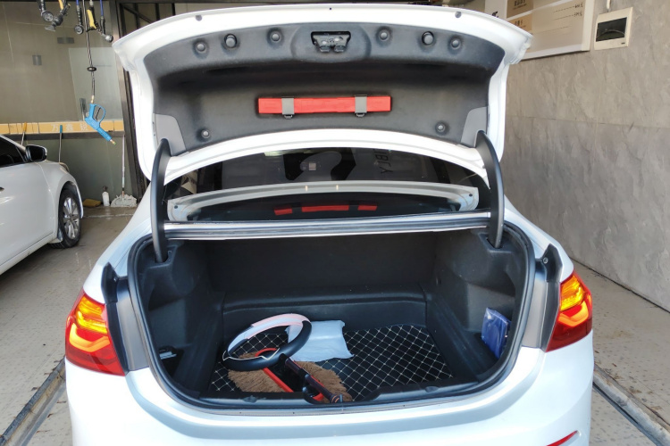 宝马1系 2019款 118i 时尚型机舱底盘23