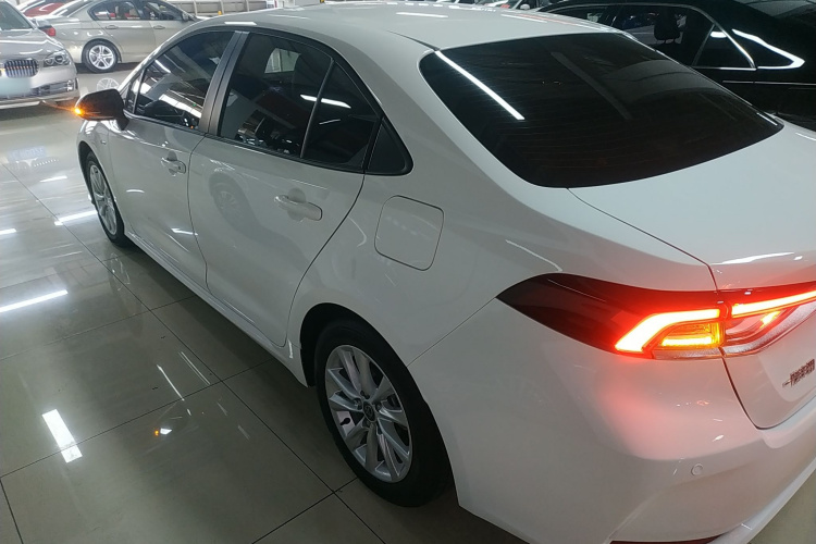 丰田 卡罗拉 2024款 1.8L 智能电混双擎 精英版车身外观4