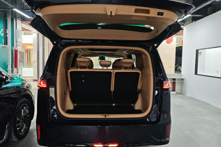 岚图汽车 岚图梦想家 2025款 PHEV 四驱尊贵鲲鹏版机舱底盘23