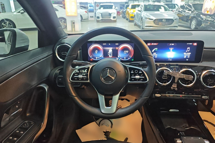 奔驰A级 2020款 改款二 A 180 L 运动轿车中控内饰13