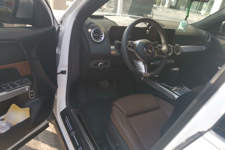 奔驰GLB 2025款 GLB 220 动感型中控内饰20