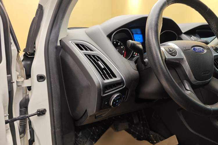 福特 福克斯 2015款 两厢 1.6L 自动风尚型中控内饰7002