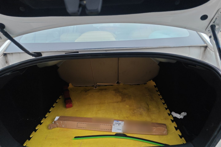 雪铁龙 世嘉 2013款 三厢 1.6L 自动品尚型机舱底盘23