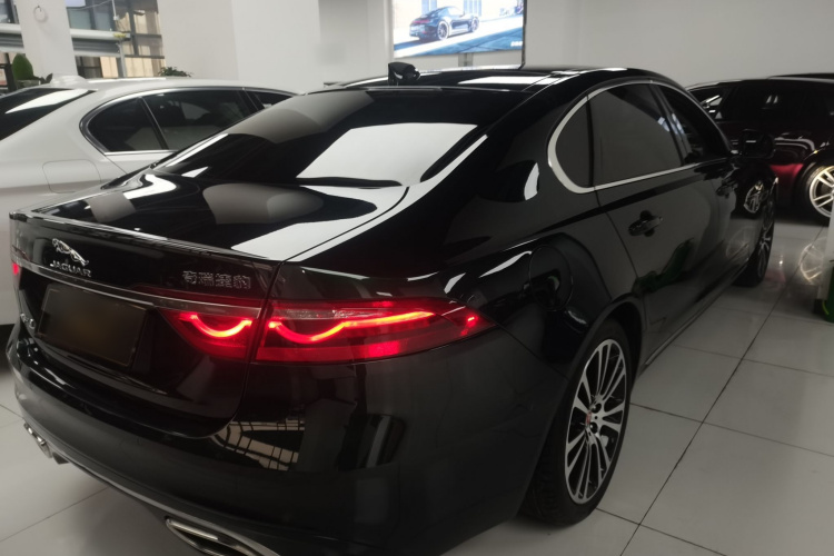 捷豹XFL 2022款 XFL 2.0T P250 两驱尊享豪华版车身外观7