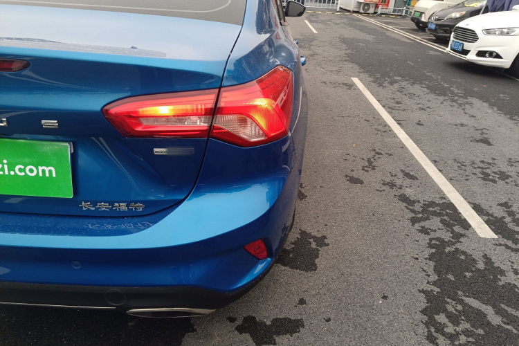 福特 福克斯 2021款 三厢 EcoBoost 180 自动锋潮型车身外观9