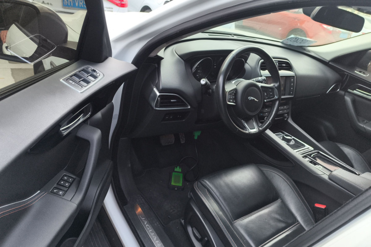 捷豹F-PACE 2018款 2.0T 两驱都市尊享版中控内饰7003