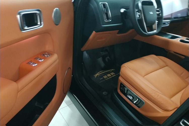 理想汽车 理想L8 2023款 Air中控内饰20