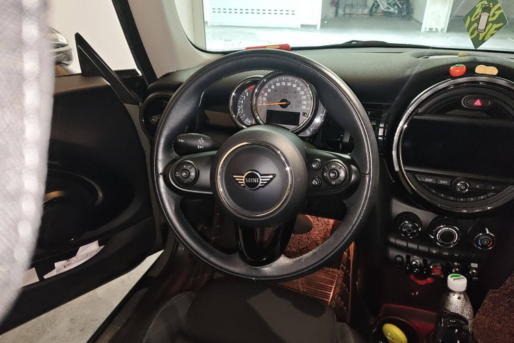 MINI 2018款 1.5T COOPER 经典派中控内饰13