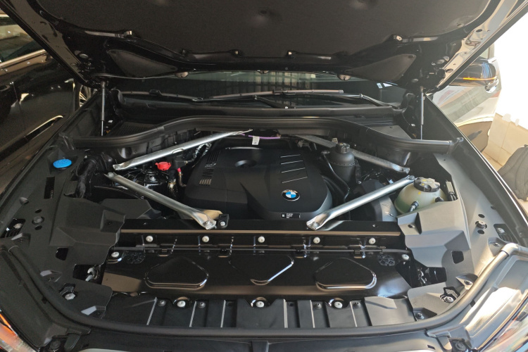 宝马X5 2025款 xDrive 30Li 尊享型M运动曜夜套装机舱底盘24