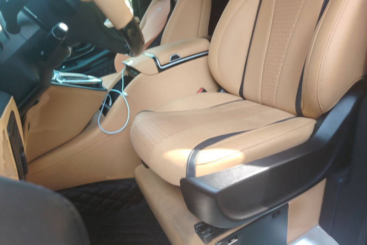 奔驰 威霆 2023款 2.0T 精英版 7座局部细节19