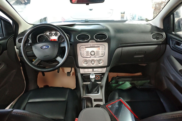 福特 福克斯 2013款 两厢经典 1.8L 手动百万纪念版中控内饰12