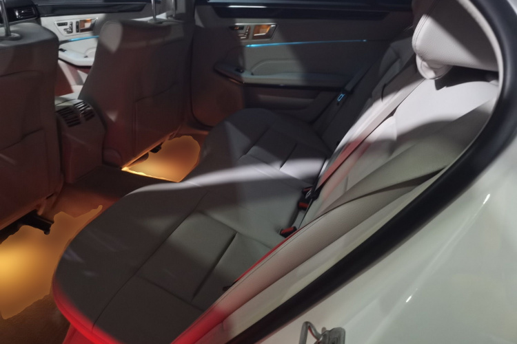 奔驰E级 2014款 E 260 L 运动型中控内饰21