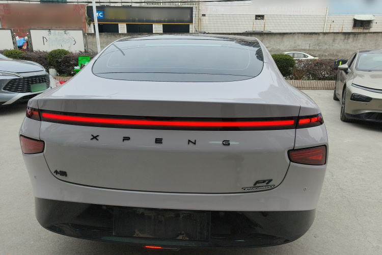 小鹏P7 2021款 670E鹏翼版车身外观6