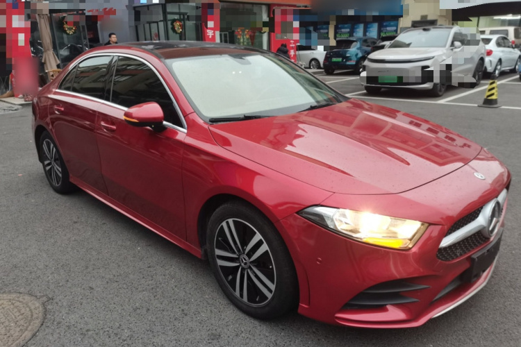 奔驰A级 2019款 A 180 L 运动轿车车身外观3