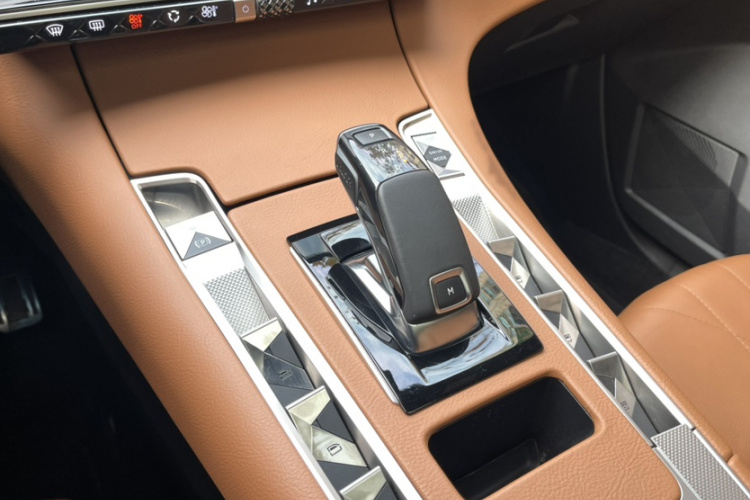 DS 7 2018款 45THP 里沃利先锋版中控内饰7009