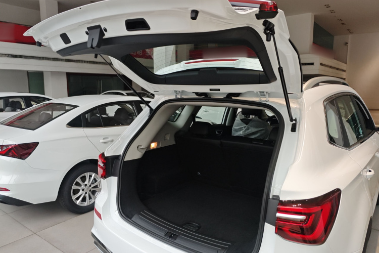 荣威RX5 2023款 PLUS 330TGI 自动领潮智惠版机舱底盘23