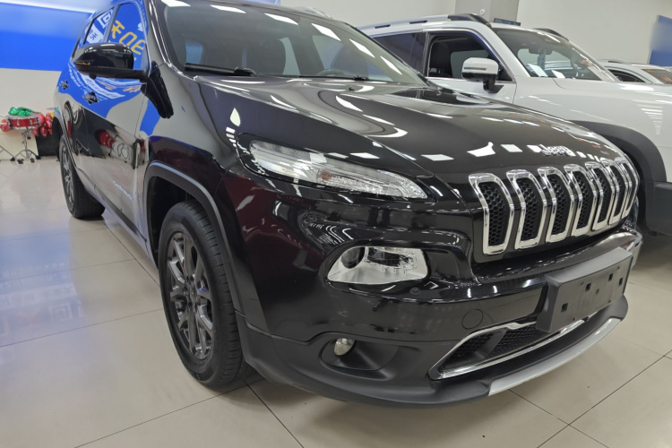 Jeep 自由光 2020款 2.0L 两驱经典运动版车身外观3