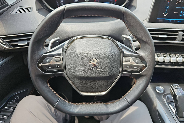 标致5008 2017款 380THP 7座精英版中控内饰7004