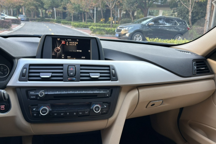 宝马3系 2015款 320i 超悦版时尚型局部细节16