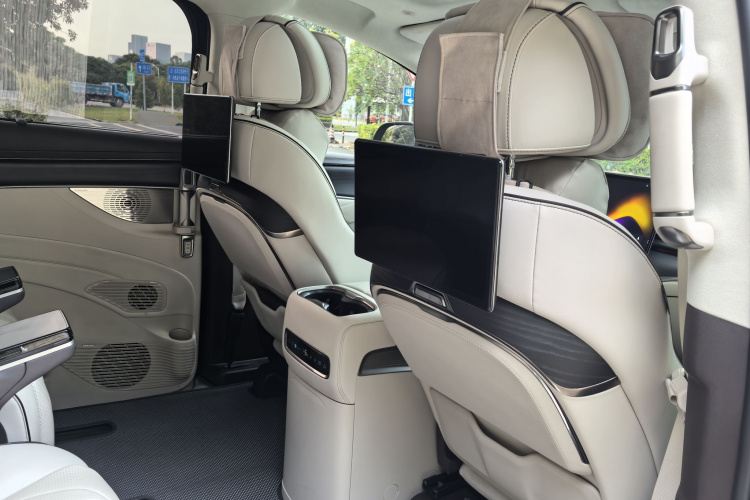 腾势D9 2024款 DM-i 980 四驱旗舰型中控内饰7007