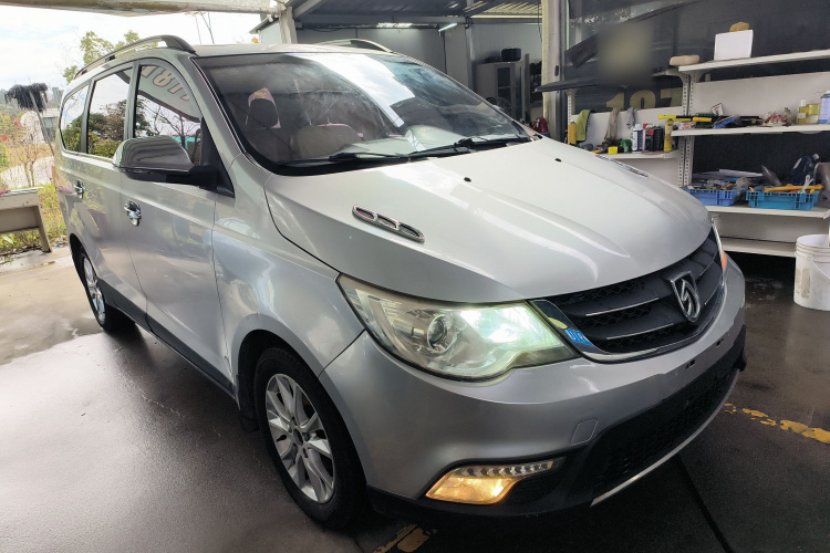 宝骏730 2014款 1.5L 手动豪华导航ESP版 7座车身外观3