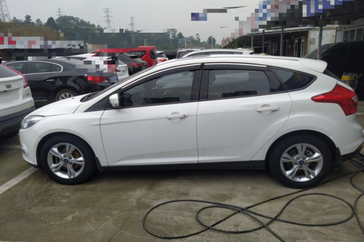 福特 福克斯 2012款 两厢 1.6L 自动风尚型车身外观4