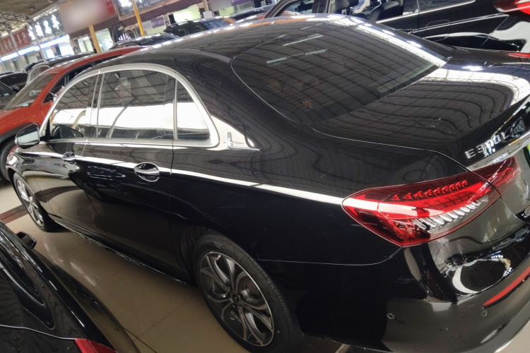 奔驰E级 2021款 E 300 L 运动时尚型车身外观4