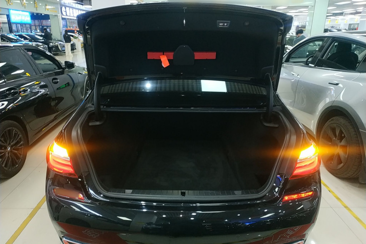 宝马7系 2018款 730Li 领先型 M运动套装局部细节23